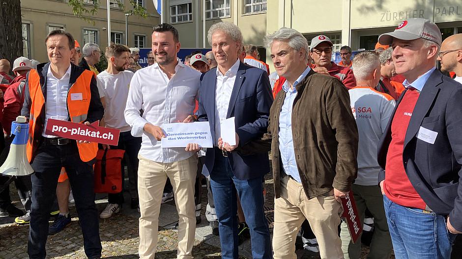 Aussenwerbung: Allianz übergibt Gemeinderat Petitionen