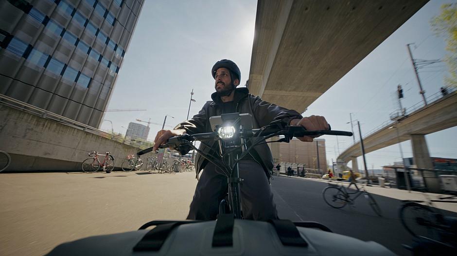 Hella Studio: Cargo-eBike fährt 24 Stunden durch Zürich