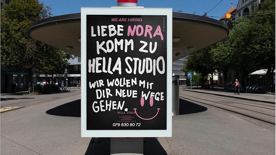 Hella Studio: Die Wunsch-Mitarbeiterin mit einem Plakat umgarnt