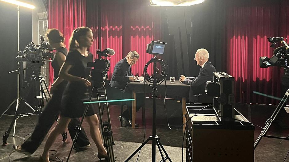 SRF: «Gredig direkt» mit Harald Schmidt im Theater Rigiblick