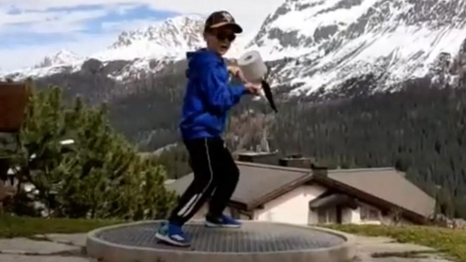 Arosa Tourismus: Hockey-Nachwuchs jongliert mit WC-Papier