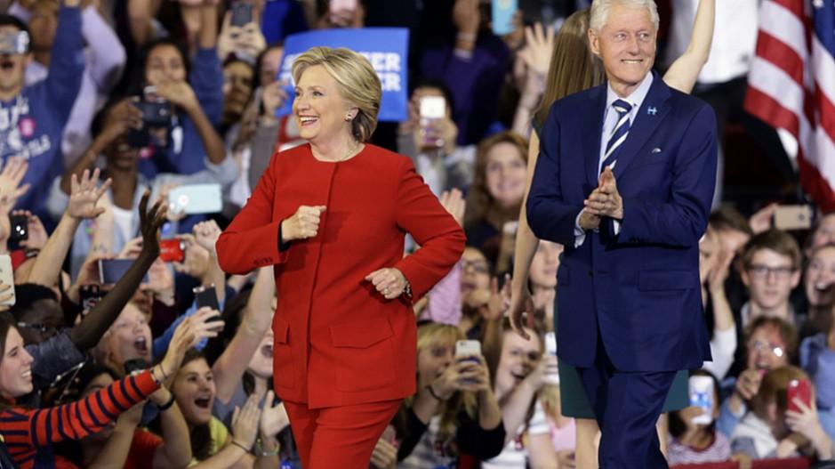 Hillary Clinton: Ihre Anhängerinnen stimmen im Hosenanzug ab