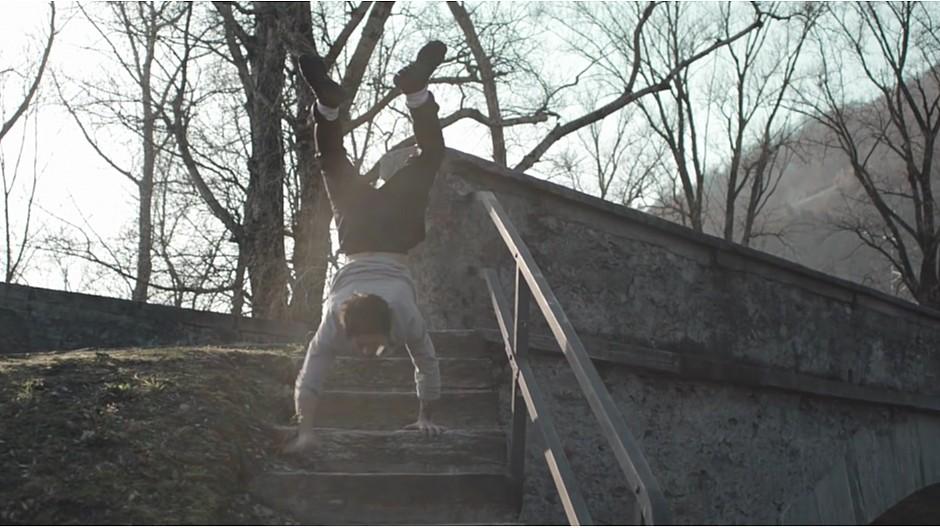 Advico Y&R: Im Handstand die Treppe hinunter