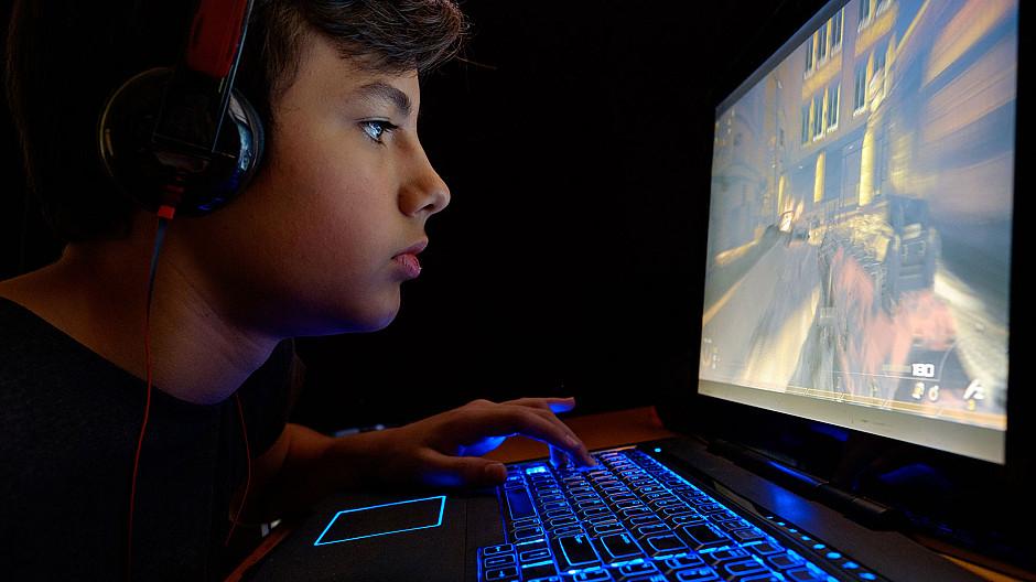 Studie: Viele Jugendliche sind fast den ganzen Tag online
