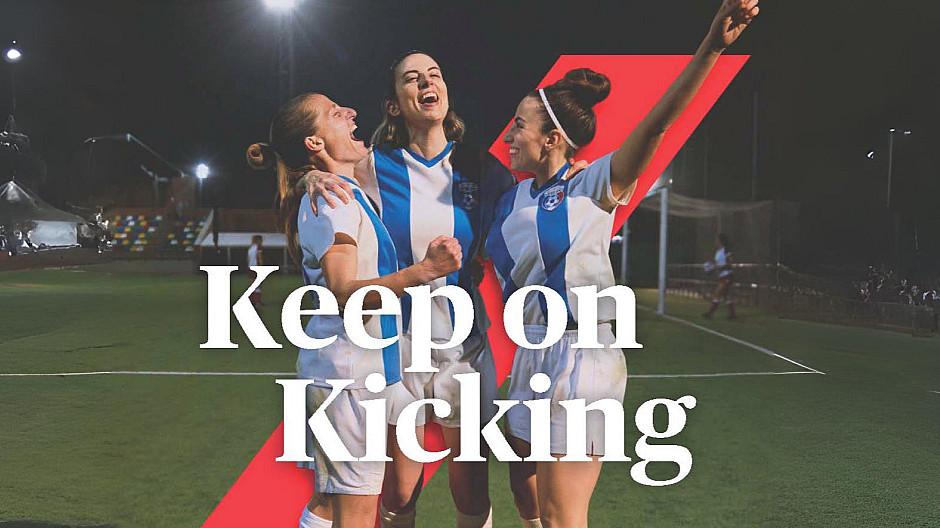 AXA: Frauen können auch kicken
