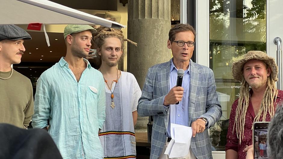Weltwoche: Lauwarm tritt am Sommerfest auf