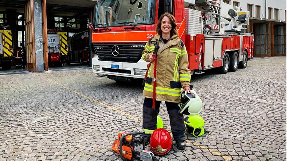 SRF Mona mittendrin: Mona Vetsch steigt ins Feuerwehr-Outfit