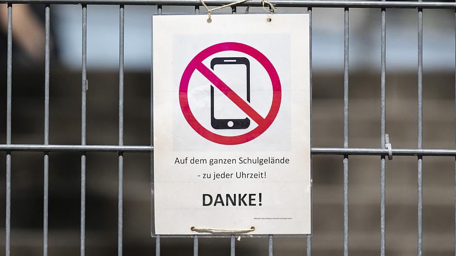 Nidwalden: Kanton erlässt Handyverbot auf dem Pausenplatz