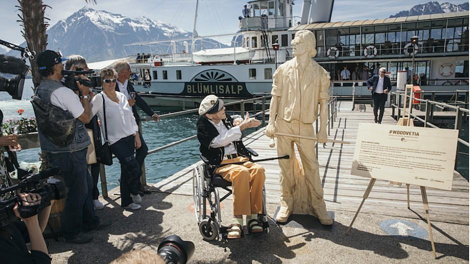 Rod Kommunikation: Polo Hofer enthüllt seine eigene Holz-Skulptur