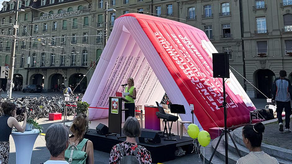 Spinas Civil Voices: Riesenbuch auf Schweizer Tour