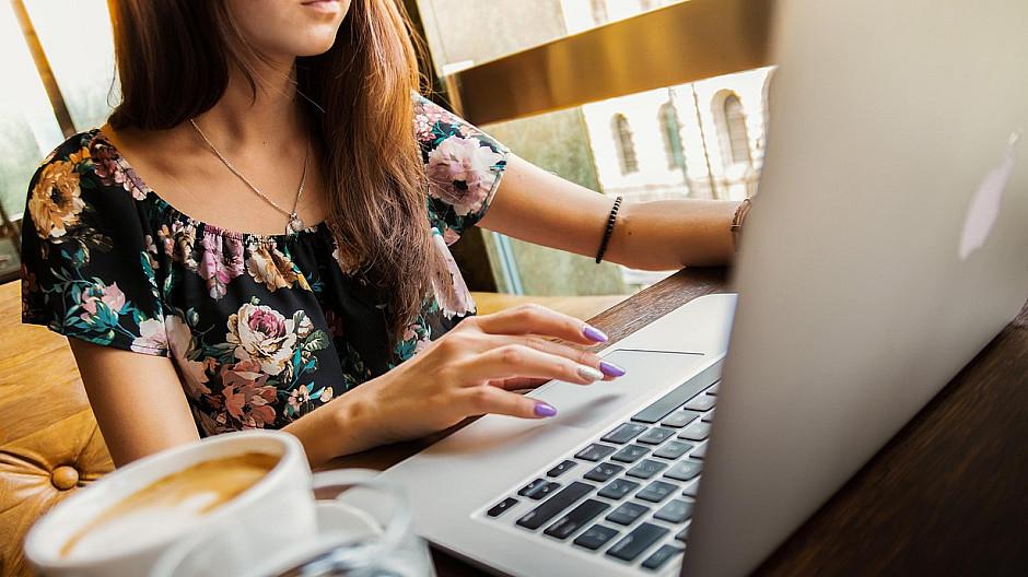 Studie: Schweizer sind täglich 5,7 Stunden im Netz