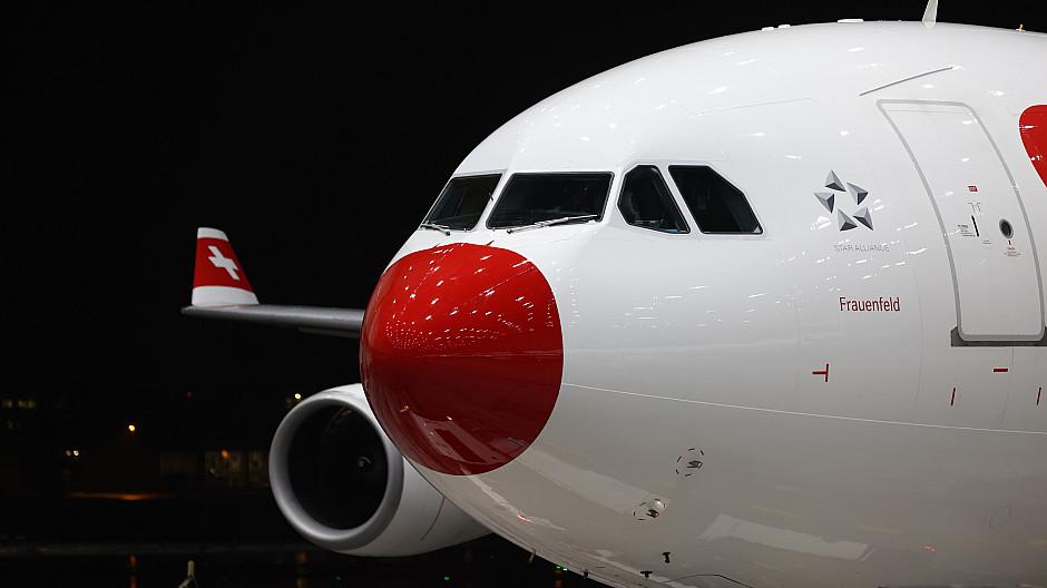 Weihnachtskampagnen: Swiss-Flugzeuge heben mit roter Nase ab