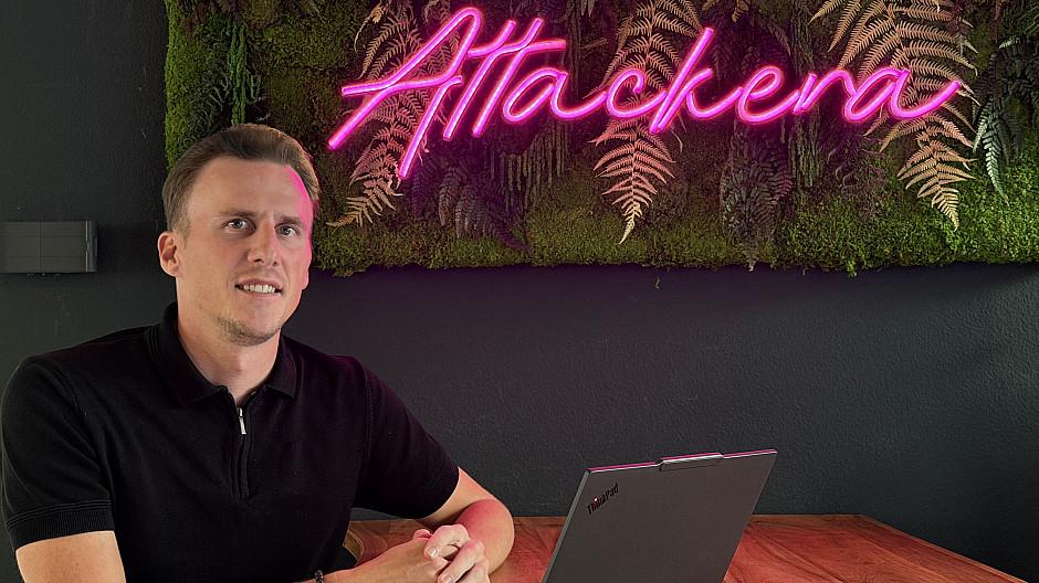 Attackera: Timo Müller soll KI-Sichtbarkeit aufbauen