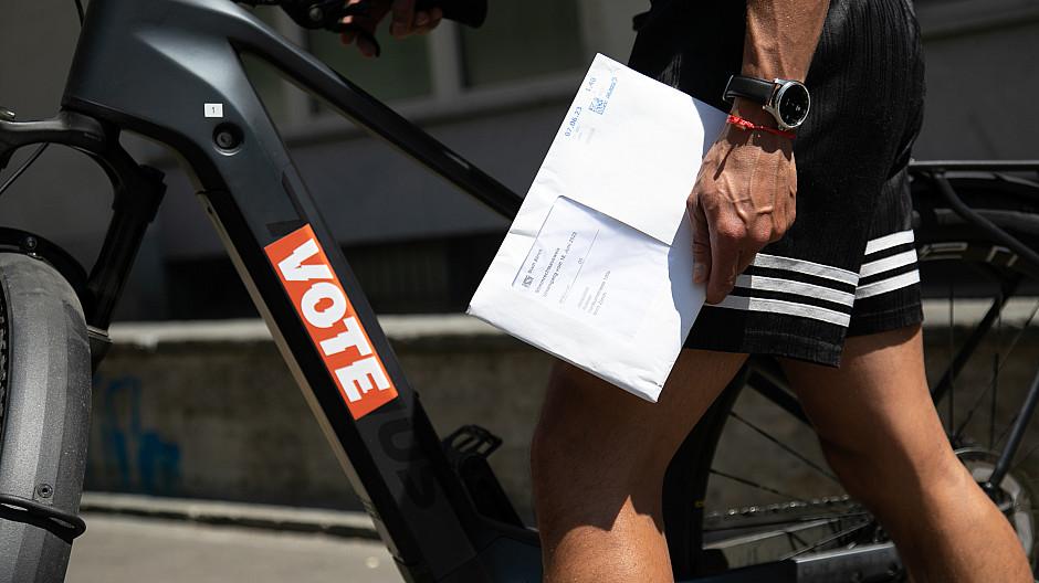 Jung von Matt Limmat: Velokurier liefert Stimmcouvert an die Urne