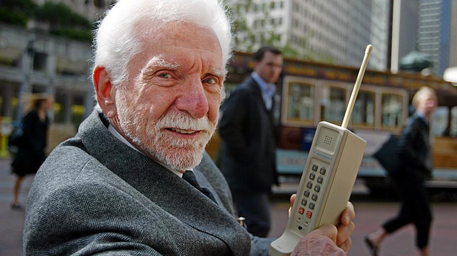 Telefon-Jubiläum: Vom Ziegelstein zum faltbaren Smartphone