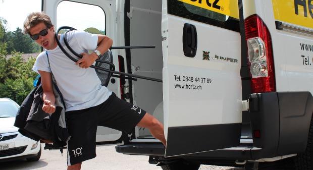 Hertz: "Bachelor" Vujo Gavric schnuppert Campingluft