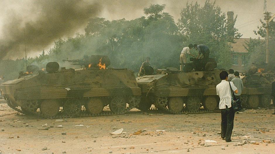 Schweizer Monat: Wenn die Armee aufs eigene Volk schiesst