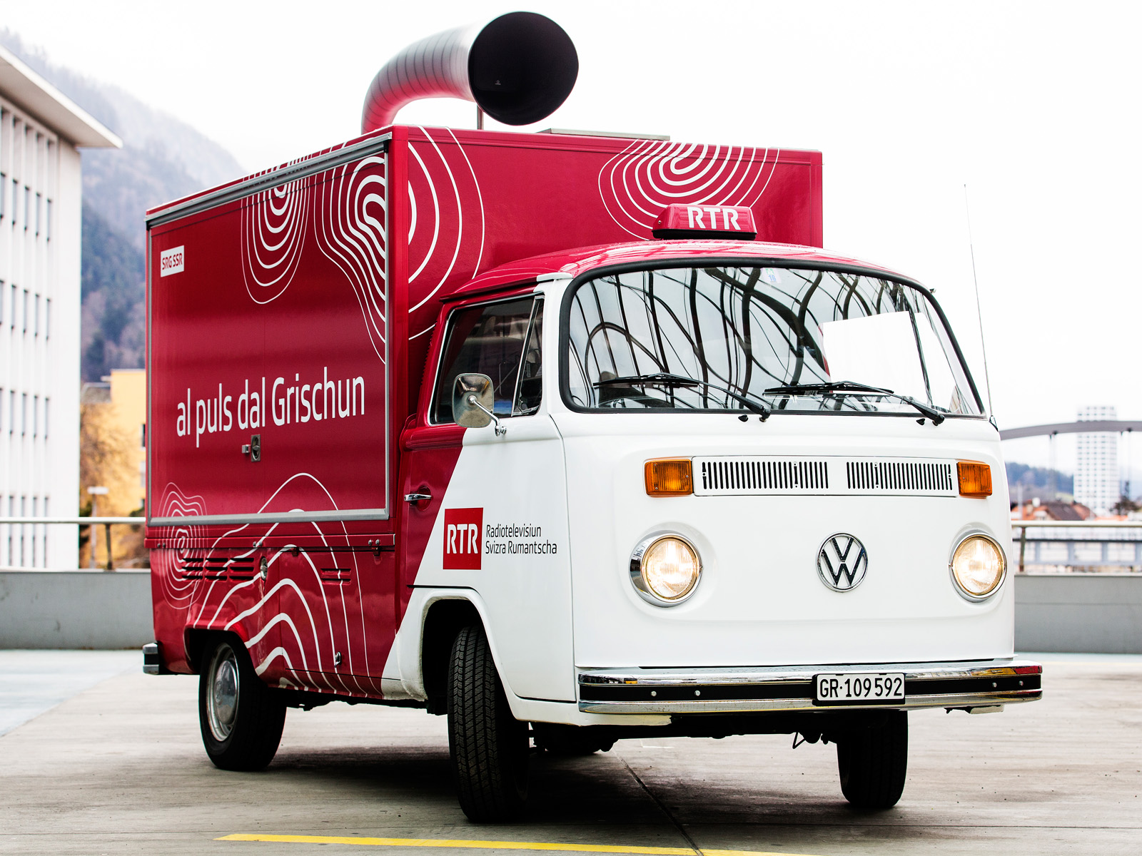 copyright_rtr_bus_front